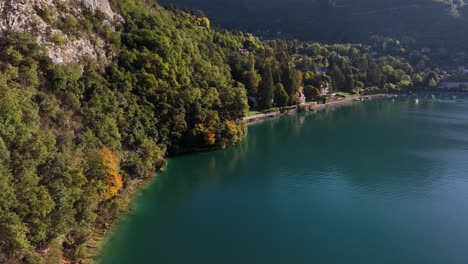 Hermosa-Línea-De-La-Costa-Del-Lago-Alpino-En-Los-Alpes-Franceses