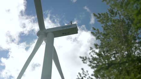 Vista-De-ángulo-Bajo-De-Una-Turbina-Eólica-De-La-Empresa-Vestas,-Concepto-De-Energía-Sostenible