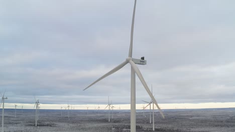 Szenische-Aufnahme-Einer-Windkraftanlage-Während-Des-Europäischen-Winters-Im-Dezember,-Luftbild