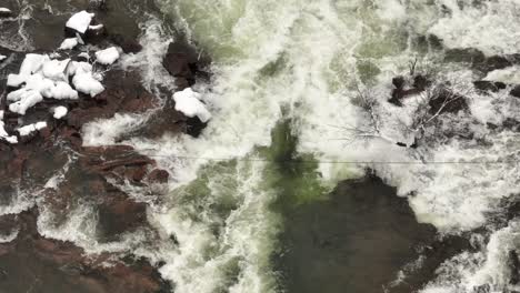 Frei-Fließende-Winter-Wasserfall-Luftbild