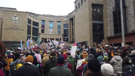 Weitwinkelaufnahme-Von-Pro-Trans-Demonstranten,-Die-Sich-An-Den-Stufen-Der-Buchanan-Street-Versammeln