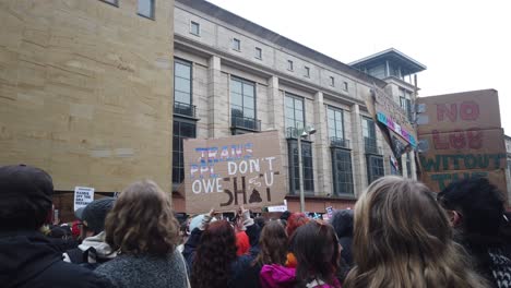 Algunos-Carteles-Pro-trans-En-Un-Mitin-En-Glasgow