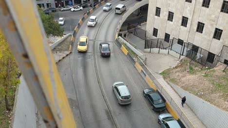 Vogelperspektive-Des-Fließenden-Verkehrs,-Der-über-Die-Brücke-In-Der-Hauptstadt-Amman-In-Jordanien,-Naher-Osten,-Zur-Arbeit-Pendelt