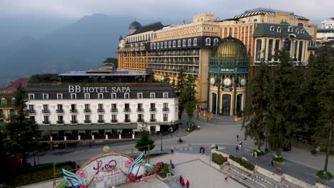 Luftaufnahme-Von-Bb-Hotel-Sapa-Und-Sapa-Green-Hotel-And-Spa-Im-Zentrum-Von-Sapa,-Vietnam