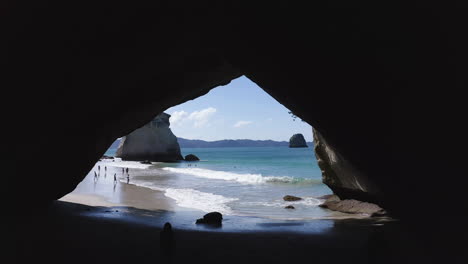 Cathedral-Cove,-a-stunning-rock-arch-on-the-beach-in-New-Zealand