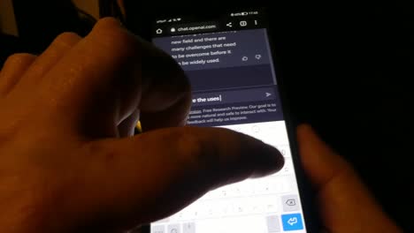 Hände,-Die-Auf-Einem-Touchscreen-smartphone-Mit-Ai-Chatgpt-Online-Scrollen