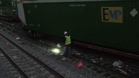 Trabajador-Inspeccionando-Tren-Descarrilado-Hd