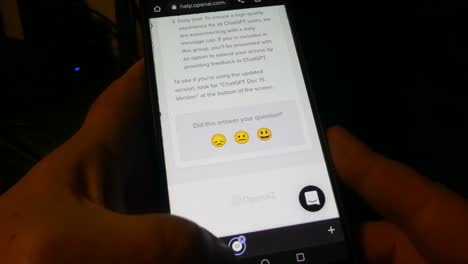 Manos-Desplazándose-En-Un-Teléfono-Inteligente-Usando-Tecnología-Chatgpt-De-Inteligencia-Artificial