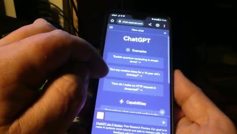 Hände,-Die-Mithilfe-Der-Ai-chatgpt-technologie-Auf-Einem-Smartphone-bildschirm-Scrollen