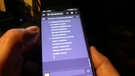 Manos-Desplazándose-En-La-Pantalla-De-Un-Teléfono-Inteligente-Usando-La-Tecnología-Open-Ai-Chatgpt