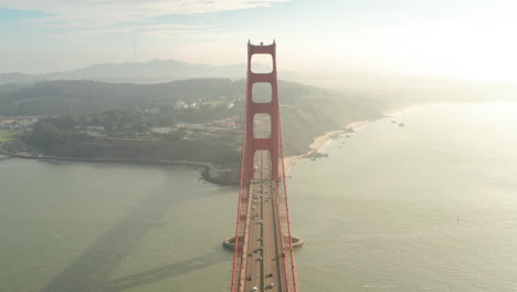 Aufsteigender-Schwenk-Nach-Unten-Luftaufnahme-über-Dem-Südturm-Der-Golden-Gate-Bridge