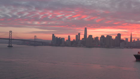 Niedriger-Slider-Schuss-Eines-Großen-Schiffs-In-Der-Bucht-Von-San-Francisco-Bei-Sonnenuntergang