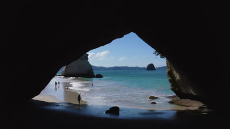 Cathedral-Cove,-a-stunning-rock-arch-on-the-beach-in-New-Zealand