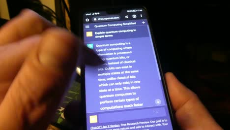 Hände,-Die-Auf-Einem-Touchscreen-smartphone-Mit-Ai-Chatgpt-technologie-Online-Scrollen