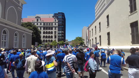 Una-Gran-Multitud-De-Manifestantes-Escuchan-Un-Discurso-Político-Sobre-El-Desprendimiento-De-Carga-Y-Los-Apagones-Continuos-De-Eskom