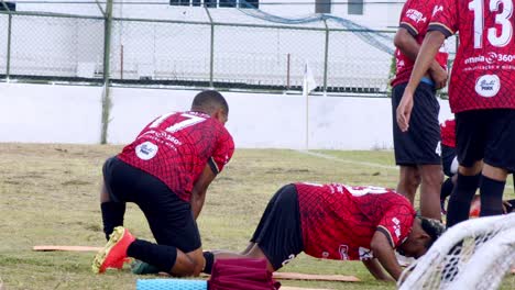 Futbolistas-Profesionales-O-Futbolistas-Estirándose-Y-Calentándose-Para-Practicar