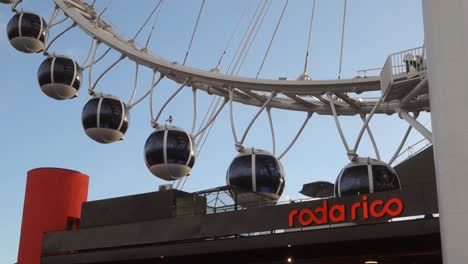 Timelapse-of-passenger-cabins-moving-along-the-Roda-Rico-Ferris-wheel,-at-Villa-Lobos-Park