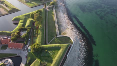 Vista-Aérea-De-La-Playa-Rocosa-Del-Castillo-De-Kronborg-Con-Las-Fortificaciones,-Dinamarca-Cerca-De-Copenhague