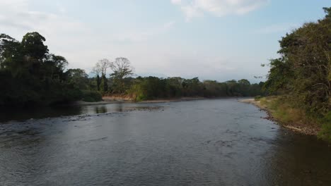 Vista-Del-Río-Cielo-árboles-Y-Nubes