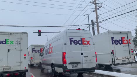 Mehrere-Fedex-lastwagen-Hielten-An-Einem-Bewölkten-Tag-An-Einer-Ampel