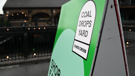 Einkaufen-Am-Morgen-In-Coal-Drops-Yard,-King&#39;s-Cross,-London,-Vereinigtes-Königreich