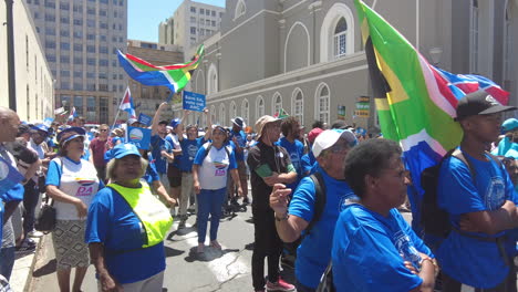 Los-Manifestantes-Cantan-Y-Bailan-Mientras-Ondean-Banderas-En-Una-Protesta-Contra-El-Desprendimiento-De-Carga-Y-Los-Apagones-Rodantes-De-Eskom