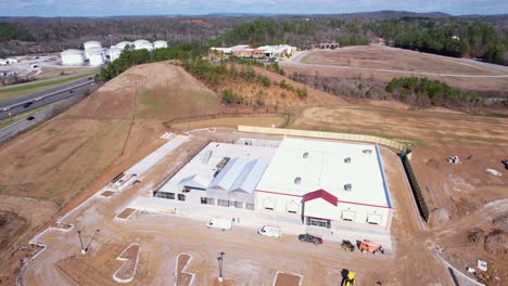 Aerial-fly-over-of-newly-constructed-Tractor-Supply-storefront-in-Pelham,-Alabama-alongside-Interstate-65