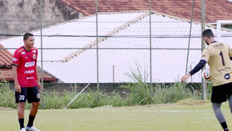 Paranoa-Esporte-Clube-Fútbol-O-Compañeros-De-Equipo-De-Fútbol-Pasando-Una-Pelota---En-Cámara-Lenta