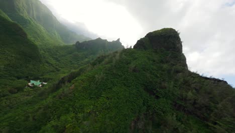 Vista-Aérea-Escénica-De-Las-Espectaculares-Montañas-Y-El-Océano-En-La-Costa-Napali-Kauai-Hawaii