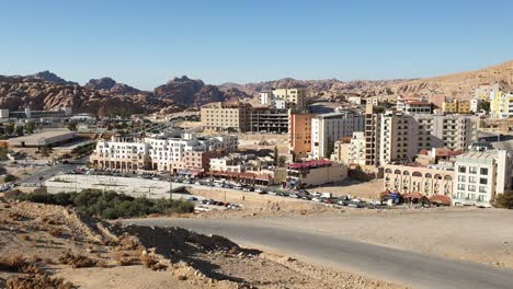 Una-Vista-De-La-Ciudad-De-Wadi-Musa-En-Jordania,-La-Entrada-Principal-Del-Turismo-Popular-A-La-Antigua-Ciudad-De-Petra,-Con-Hoteles,-Tiendas,-Cafés-Y-Restaurantes