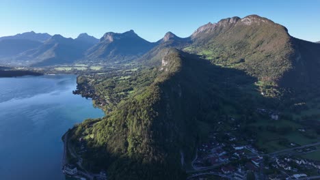 Impressive-panorama-of-lake-and-mountains-in-Annecy,-France