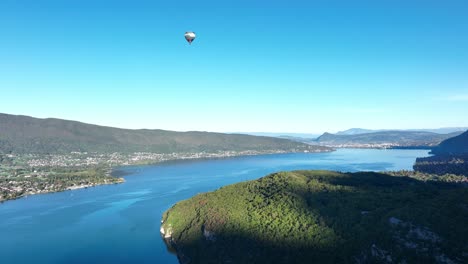 Globos-Aerostáticos-Sobrevolando-El-Lago-Annecy-En-Una-Mañana-De-Verano
