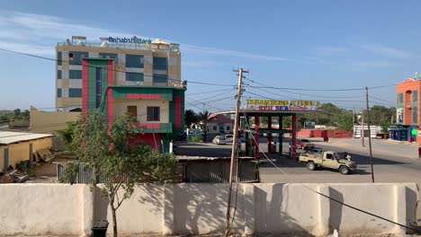 Centro-Comercial,-Estación-De-Combustible-Y-Banco-En-Sufi-Hassan-Road,-Berbara-Somalilandia