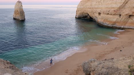 Un-Pescador-Soltero-En-Una-Idílica-Playa-Perfecta-Paradisíaca-En-El-Algarve-Al-Amanecer