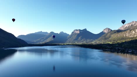 Heißluftballons,-Die-In-Sehr-Geringer-Höhe-über-Einem-Atemberaubenden-Alpensee-Fliegen