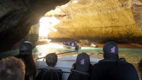 Imágenes-De-Punto-De-Vista-De-Un-Bote-Pequeño-Con-Cinco-Pasajeros-Que-Ingresan-A-Una-Cueva-Marina-En-El-Algarve,-Portugal