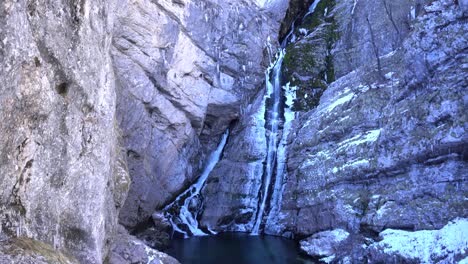 Cascada-De-Savica-En-Invierno-Con-Hielo-En-Bohinj,-Eslovenia