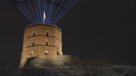 Luces-Láser-Que-Iluminan-El-Cielo-Nocturno-Desde-Un-Castillo-Medieval-Durante-Un-Festival-De-Luces