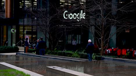 Looking-towards-Google-UK-within-Pancras-Square,-London,-United-Kingdom