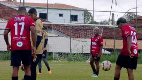 Compañeros-De-Equipo-De-Fútbol-Practican-Para-Un-Partido-De-Fútbol---Cámara-Lenta