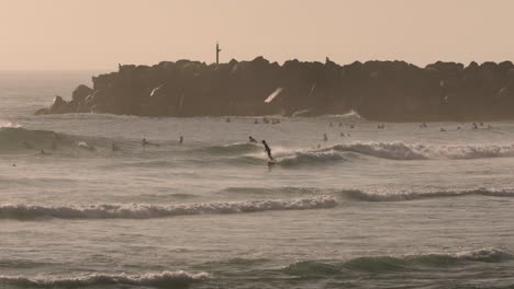 Surf-Matutino-En-La-Playa-De-Duranbah-En-La-Costa-De-Oro-Del-Sur,-Australia,-En-Cámara-Lenta