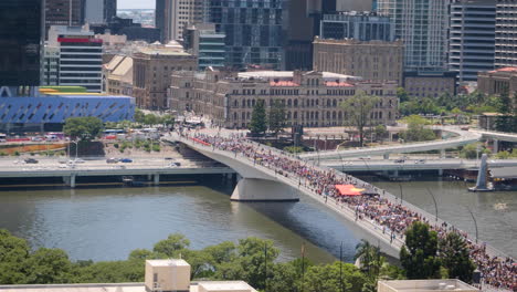 Demonstranten-Marschieren-Am-Australien-Tag-über-Die-Brücke-Von-Brisbane