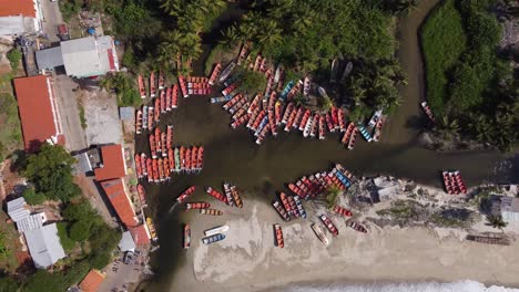Overhead-Luftaufnahme-Von-Booten,-Die-Zusammen-Gruppiert-Und-Im-Hafen-Von-Chuao,-Bundesstaat-Aragua,-Venezuela,-Gestoppt-Wurden