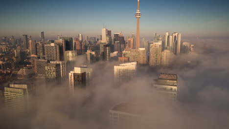 Niebla-Rodando-Hacia-El-Horizonte-De-La-Ciudad-De-Toronto-Desde-El-Paseo-Marítimo