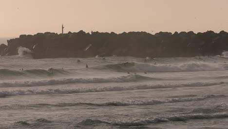 Surf-Matutino-En-La-Playa-De-Duranbah-En-La-Costa-De-Oro-Del-Sur,-Australia,-En-Cámara-Lenta