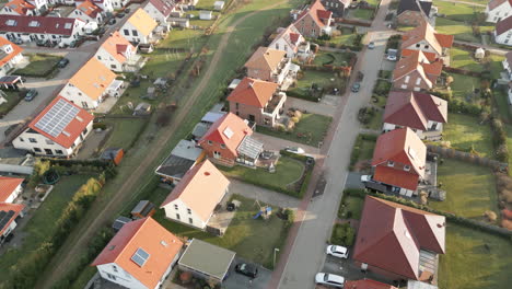 Zona-Residencial-Suburbana-Con-Casas-Unifamiliares-Uniformes-Con-Jardines-En-Un-Pequeño-Pueblo-De-Alemania