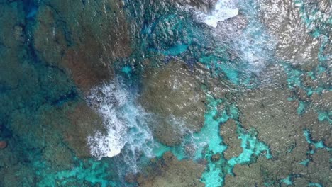 Eine-Drohne-Nimmt-Eine-Aufnahme-Einer-Blauen-Lagune-Auf-Und-Zeigt-Das-Kristallklare-Wasser,-Das-Die-Atemberaubende-Unterwasserlandschaft-Enthüllt,