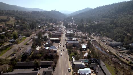 Mariposa,-California-aerial-flying-high-over-town