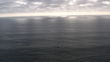 Una-Vista-Pacífica-De-Una-Impresionante-Puesta-De-Sol-Sobre-El-Mar,-Con-Nubes-Reunidas-En-El-Fondo