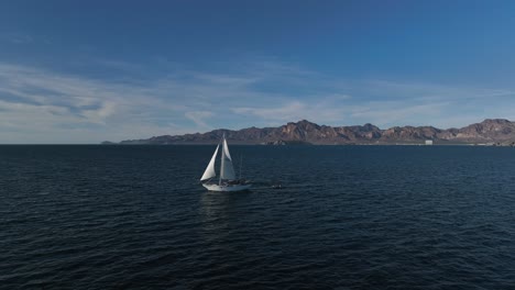 Weißes-Segelboot,-Das-Im-Meer-Durch-Blaues-Wasser-Mit-Heller-Sonne-Segelt